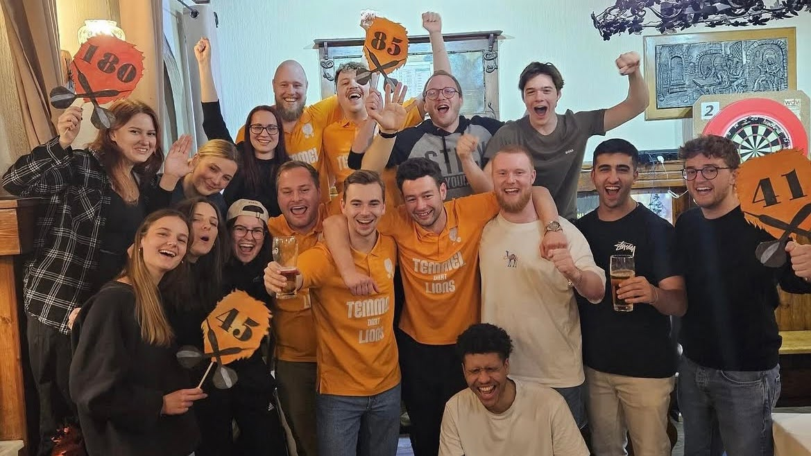 Mitglieder der Temmel Darts Lions feiern gemeinsam
